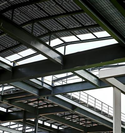 Vigas de aço e cobertura metálica de um pavilhão industrial
