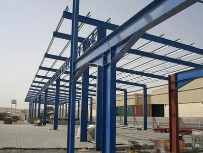 Estrutura metálica azul de um pavilhão em construção