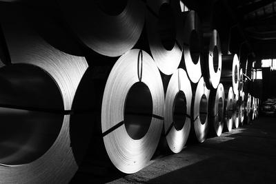 Bobinas de chapa de aço laminado armazenadas, em grande plano
