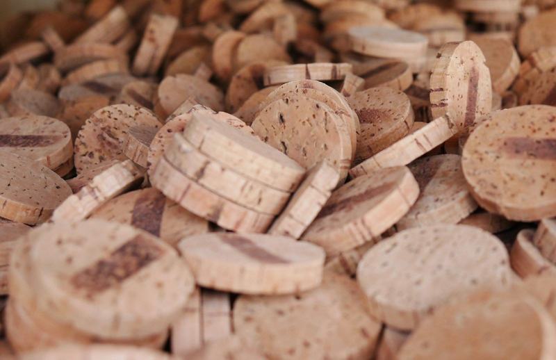 Discos de cortiça natural amontoados, em grande plano
