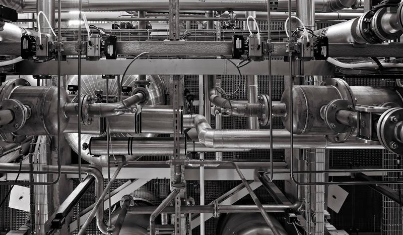 Rede de tubagens e válvulas de uma instalação industrial de frio