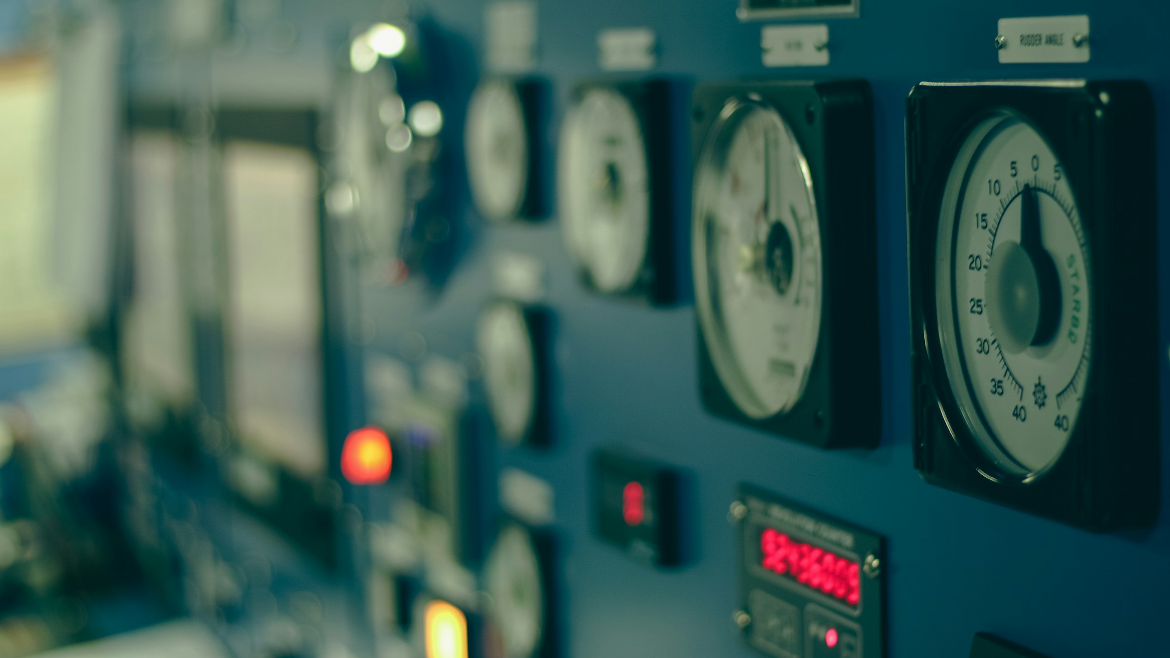 Painel de instrumentos industriais com mostradores analógicos e leituras digitais