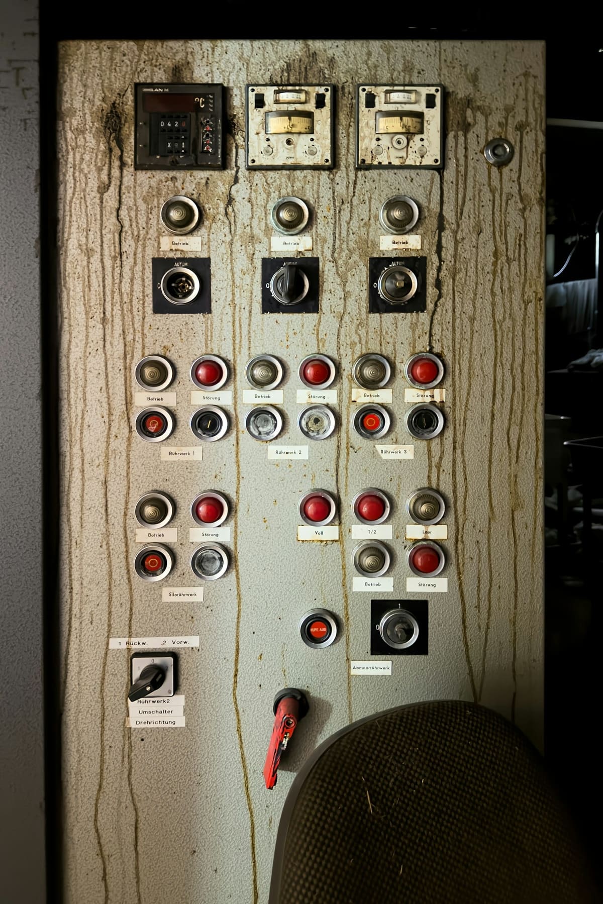 Mostradores analógicos de uma máquina industrial
