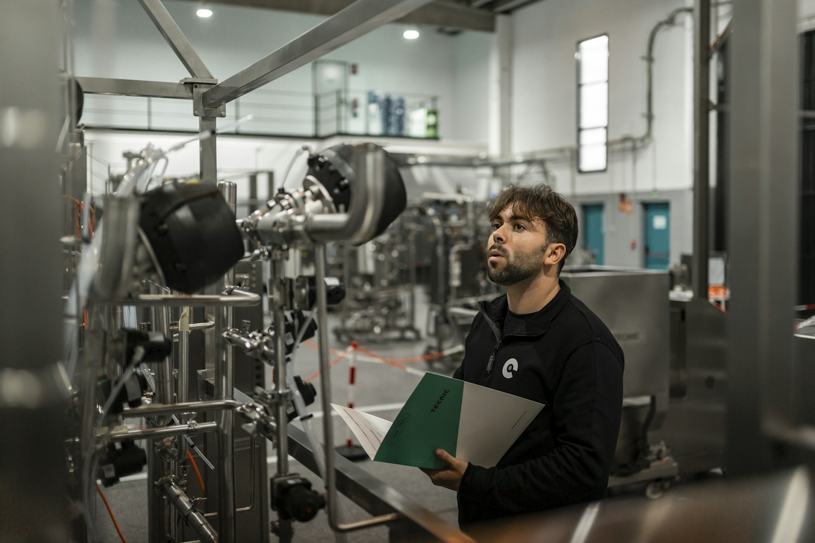 Técnico a inspecionar maquinaria numa fábrica